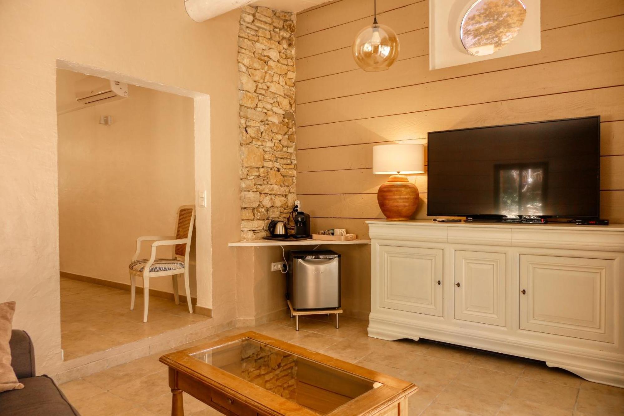 Le Hameau Fleur De Pierres , Chambre , Gite Et Table D'Hotes Murs  Zewnętrze zdjęcie
