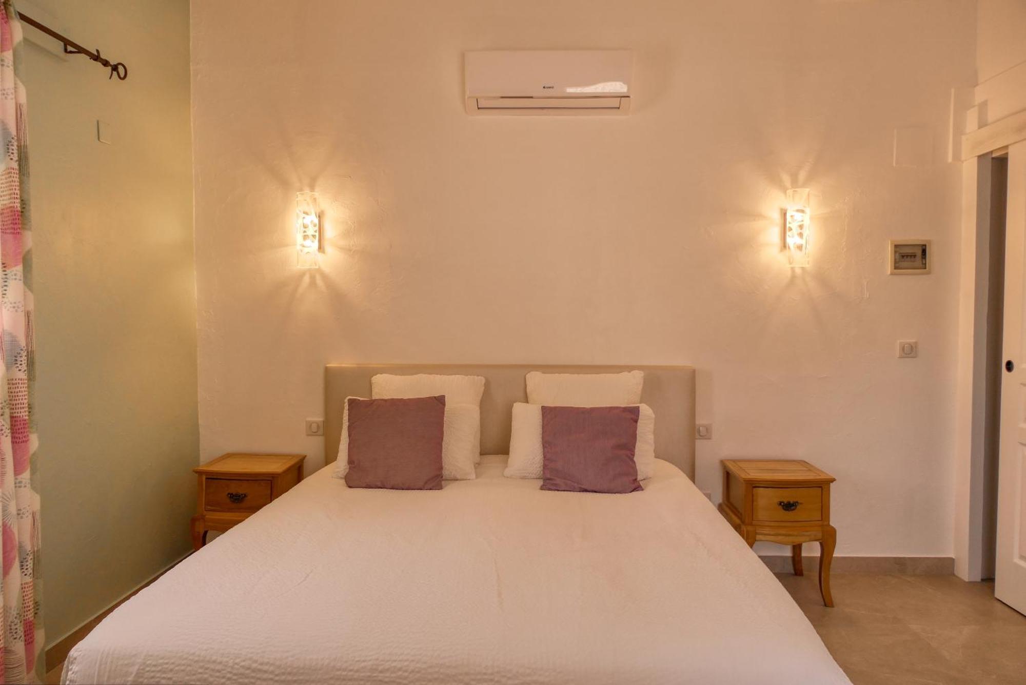 Le Hameau Fleur De Pierres , Chambre , Gite Et Table D'Hotes Murs  Zewnętrze zdjęcie