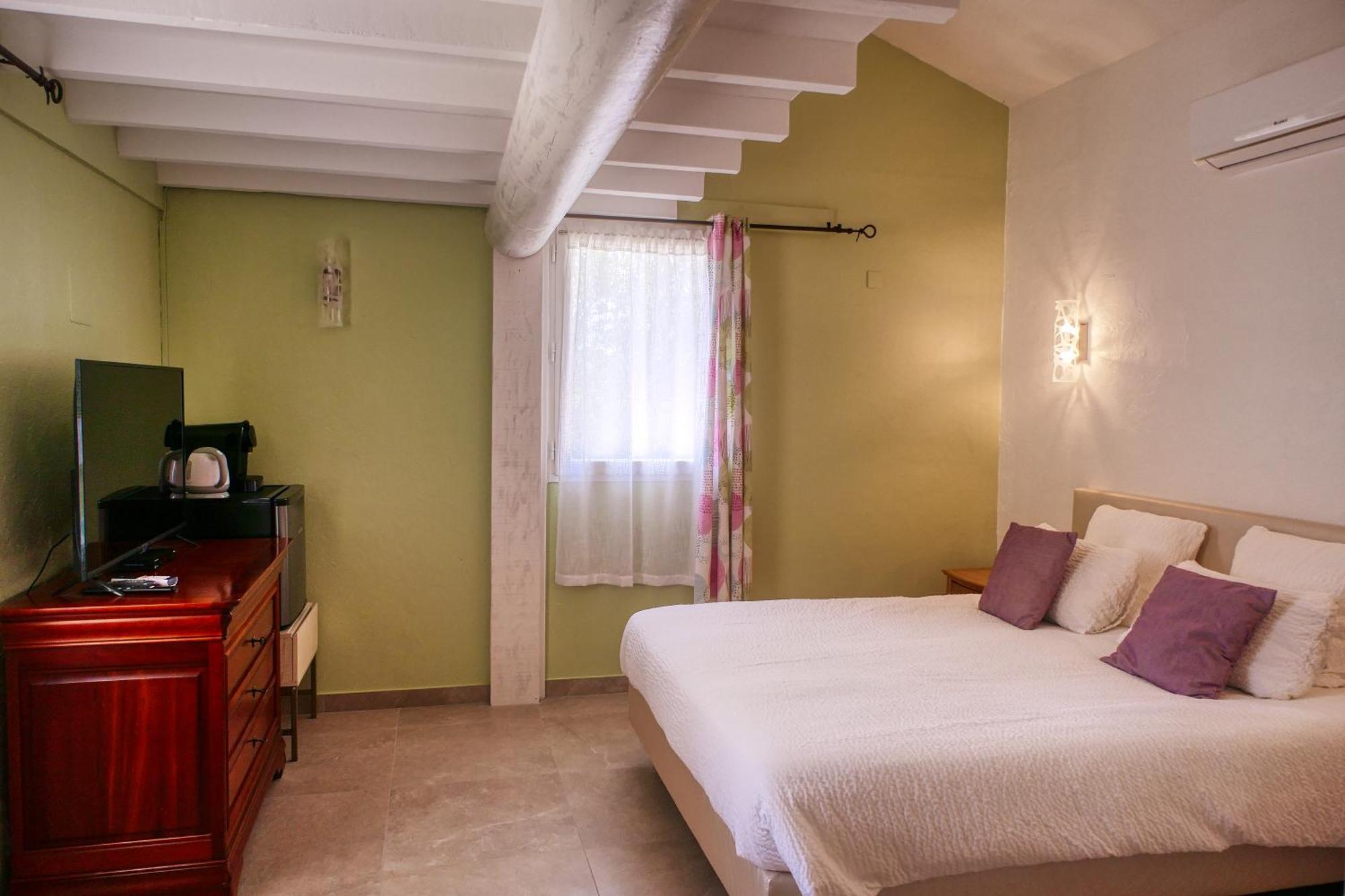 Le Hameau Fleur De Pierres , Chambre , Gite Et Table D'Hotes Murs  Zewnętrze zdjęcie