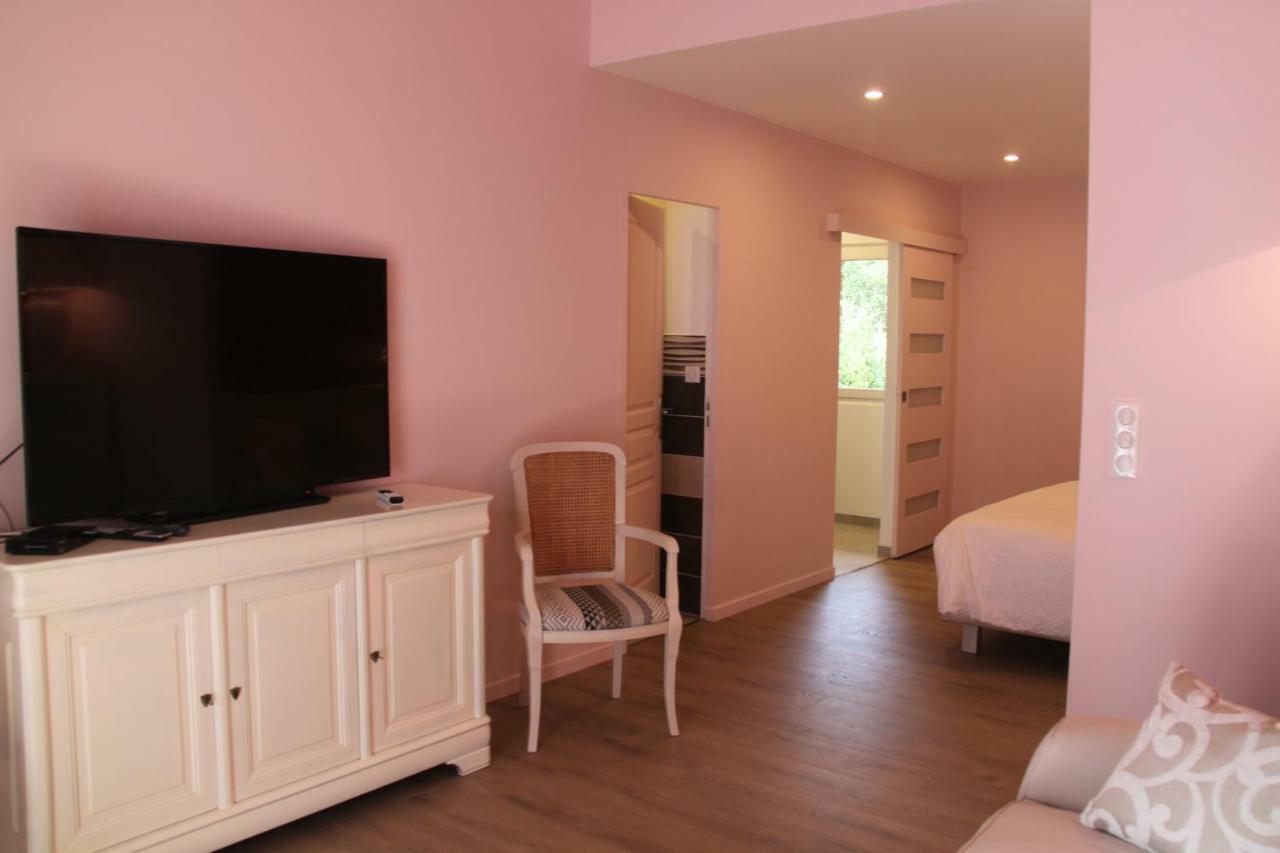 Le Hameau Fleur De Pierres , Chambre , Gite Et Table D'Hotes Murs  Zewnętrze zdjęcie